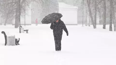 Vremea se răcește în mai multe regiuni! Se întorc ninsorile și va bate vântul puternic cu viteze de 100 km/h