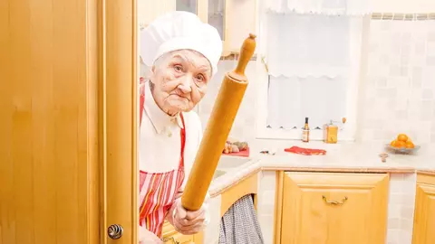 Alege-ți baba din martie: iată cum vei arăta la bătrânețe în funcție de ziua în care îți pică baba