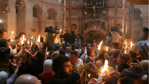 Care este adevărul despre Lumina Sfântă de la Ierusalim? Un preot a dezvăluit ce se întâmplă în Sâmbăta Mare