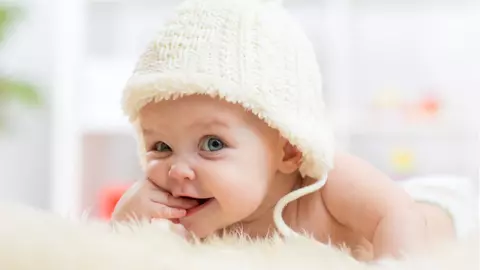 Ce nume de copii sunt la modă în 2018? Variante din care să alegi dacă urmează să devii mamă
