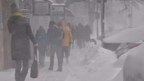 Cod galben de ploi, lapoviță și ninsoare. Începem weekendul cu vreme rece și precipitații în mai multe zone ale țării