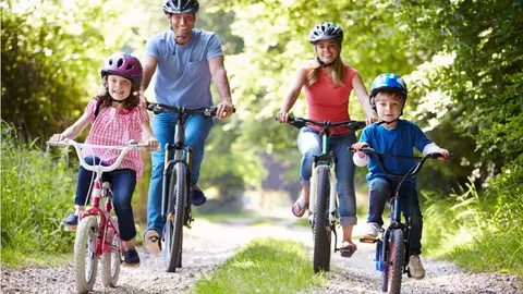 Mersul pe bicicletă, un obicei pentru tot mai mulți adulți și copii. În anul 2017, românii au cumpărat biciclete în valoare de 60 de milioane de euro