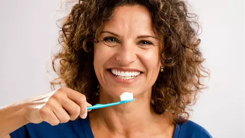 Periajul dentar, înainte sau după masa de dimineață? Uite care este părerea specialiștilor