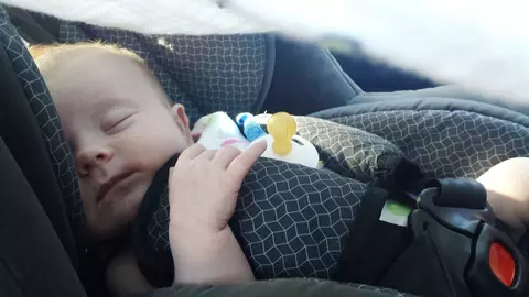 (P) Scaunul auto și scaunul de masă, două achiziții necesare pentru bebeluși