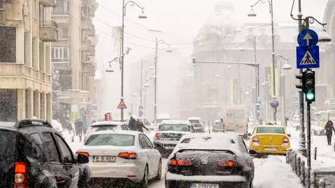 Va ninge și în următoarele zile! Meteorologii au emis un nou cod galben de lapoviță și ninsori, care este valabil și în București