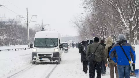 Viscolul a paralizat traficul în mai multe județe! Autostrada A2 a fost închisă, iar zeci de trenuri au fost anulate