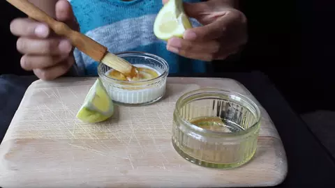 Masca din 3 ingrediente simple care rezolvă toate problemele tenului. Scapi de coșuri, puncte negre și riduri