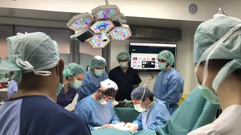 Pentru prima dată în România o echipă de medici a realizat o intervenție de înlocuire a unui os necrozat al mâinii cu o proteză de ultimă generație