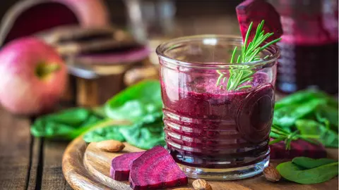Cum prepari un smoothie care te ajută să slăbești și să elimini toxinele din organism?