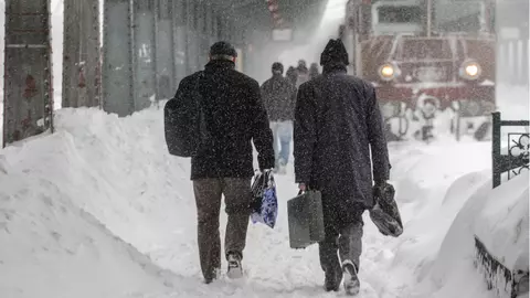 Mai multe trenuri au fost anulate, iar altele au întârzieri din cauza poleiului! Care este situația traficului rutier