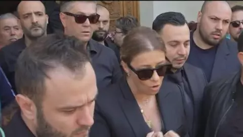 Ionela Prodan a fost înmormântată la Cimitirul Bellu, în ropote de aplauze. Imagini cutremutoare cu sutele de oameni au condus-o pe ultimul drum