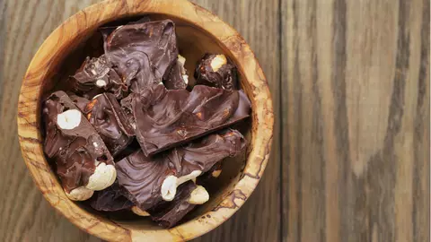 Ciocolată de casă cu alune. Desertul copilăriei, perfect pentru zilele în care ai poftă de ceva dulce