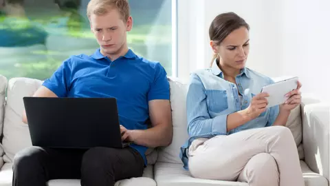 Petreci foarte mult timp pe Facebook? Uite cum îți poate afecta acest lucru relația de cuplu