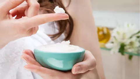 Cum îți poți prepara singură un balsam de păr? Remediul natural care repară firele de păr deteriorate