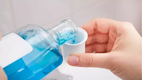 Apa de gură te poate ajuta să scapi de o mulțime de probleme. 5 utilizări mai puțin cunoscute ale acesteia