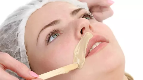 Cum să scapi definitiv de părul de pe față cu ajutorul unui peeling cu gelatină