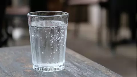 Mit sau realitate? Ce legătură este între consumul de apă minerală și obezitate?