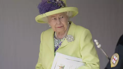 Regina Elisabeta a II-a a purtat o ținută spectaculoasă la nunta prințului Harry cu Meghan Markle. Ce semnificație au culorile pe care le-a ales?