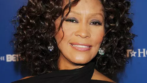 Detalii dureroase din viața lui Whitney Houston. Ce traume a suferit cântăreața în copilărie?