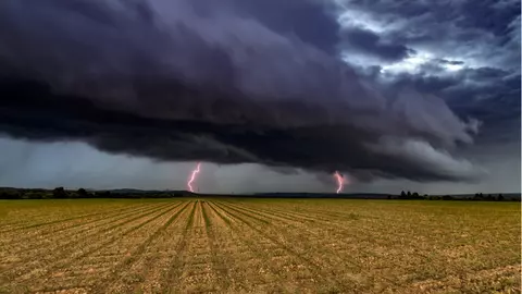 Anunț de ultimă oră făcut de meteorologi! Cod portocaliu de ploi abundente și grindină