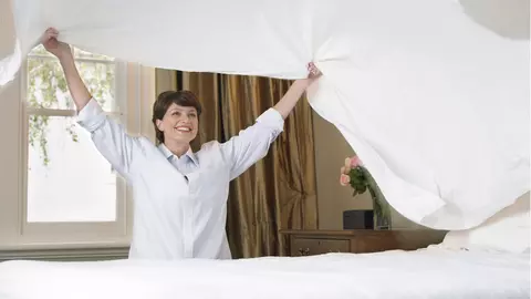De ce este bine să-ți faci patul cu cearșafurile ude? Trucul simplu care îți va schimba viața