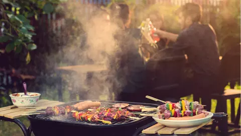 Fumul de grătar, un real pericol pentru sănătatea pielii tale. La ce pericole te expui?