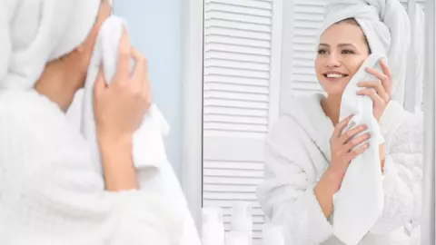 De ce nu ar trebui să folosești un prosop pentru a-ți usca fața? Obiceiul care îți poate afecta tenul