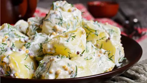 Cum să faci cea mai bună salată de cartofi noi cu muștar? Gustul este de senzație și se prepară ușor