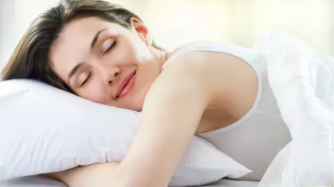 Vitamina care te-ar putea ajuta să îți aduci aminte tot ce visezi în timpul nopții. Ce au descoperit oamenii de știință?