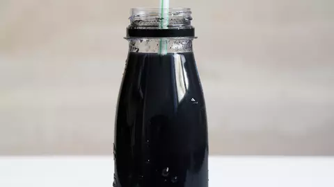 Băutura neagră care îți detoxifiază organismul imediat. Conține un ingredient secret
