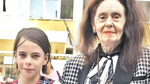 Adriana Iliescu, trai dificil. Cum se descurcă cea mai în vârstă mamă din țară cu fiica ei adolescentă?