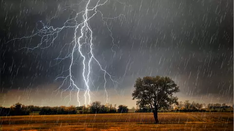 Ploile torențiale nu se opresc nici astăzi! Meteorologii au anunțat că vor fi din averse însoțite de descărcări electrice