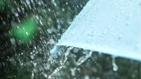 Cod galben de ploi torențiale în aproape toată țara. Când expiră avertizarea meteorologilor?