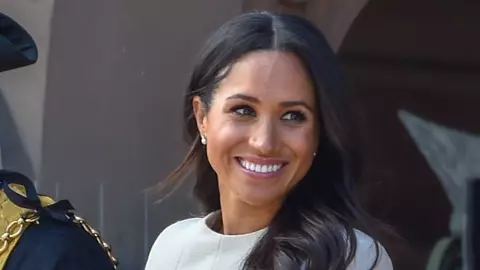 De ce poartă Meghan Markle pantofi mai mari cu un număr? Iată care este explicația specialiștilor