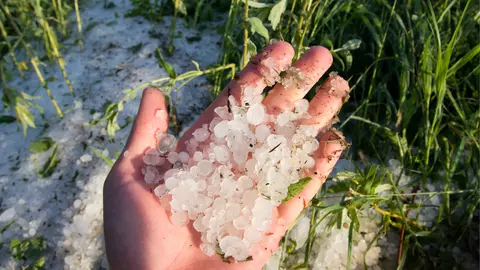 Avertizare meteo de ultimă oră! Cod galben de furtuni violente însoțite de descărcări electrice și grindină