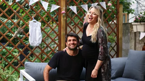 Laura Cosoi a născut o fetiță sănătoasă! Actrița a publicat prima fotografie cu copilul său