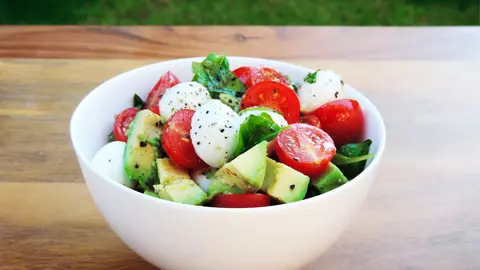 Salată de vară cu roșii cherry, mozzarella și avocado! O minunăție care te recorește în zilele toride