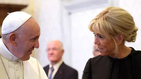 De ce a încălcat Brigitte Macron protocolul în timpul întâlnirii cu Papa Francisc? Ținuta ei a fost criticată de specialiști