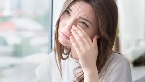 Te deranjează lumina puternică? Uite de ce apare această problemă și cum o poți rezolva rapid
