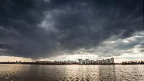 Furtuni cu grindină, în fiecare zi! Meteorologii au emis noi avertizări de cod galben de ploi cu frecvente descărcări electrice
