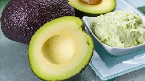 Masca naturală cu avocado și albuș de ou care hrănește pielea în profunzime și te scapă de porii dilatați