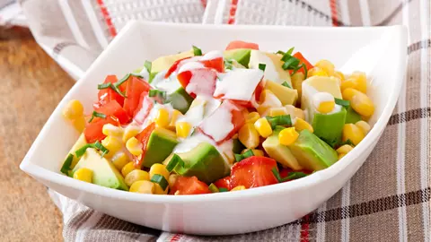 Salată de vară cu avocado și porumb! Preparatul sănătos care se potrivește în orice dietă