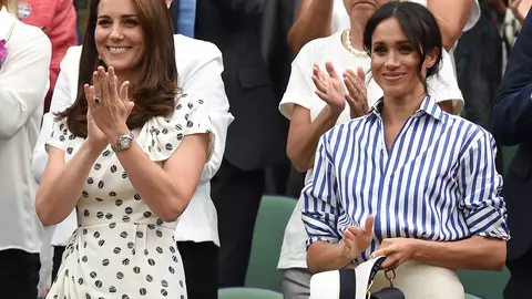 De ce Meghan Markle și-a ținut pălăria în mână în timpul competiției de la Wimbledon? I s-a interzis să o poarte!