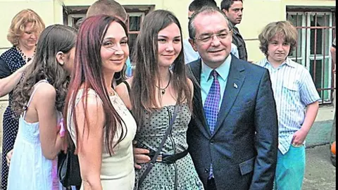 Bucurie mare pentru Emil Boc! Ce note a lui fata lui cea mică la examenul de Bacalaureat?