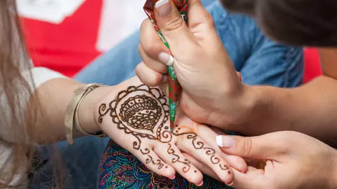 Care sunt riscurile tatuajelor cu henna?