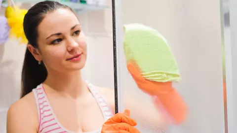 4 activități de curățenie care îți pot afecta negativ sănătatea (dacă le ignori)