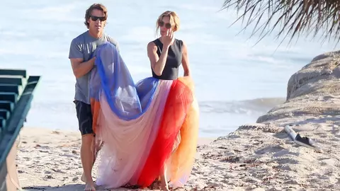 Julia Roberts arată grozav într-o rochie curcubeu, iar soțul ei... îi ține trena!