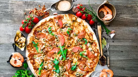 Iată cum poţi prepara o pizza delicioasă cu fructe de mare