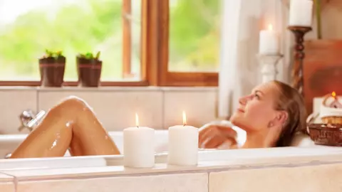Cum să faci o baie detoxifiantă? Îți va schimba starea de spirit, iar pielea ta va fi mult mai sănătoasă