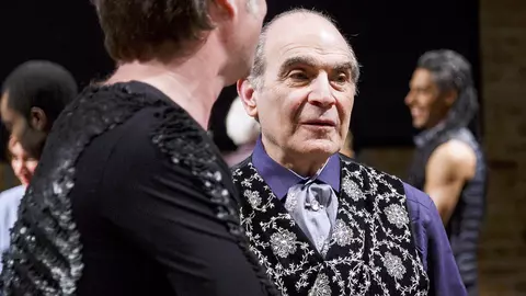 Metoda ingenioasă prin care actorul David Suchet, interpretul lui Hercule Poirot, a reușit să învețe mersul cu pași mărunți al celebrului detectiv